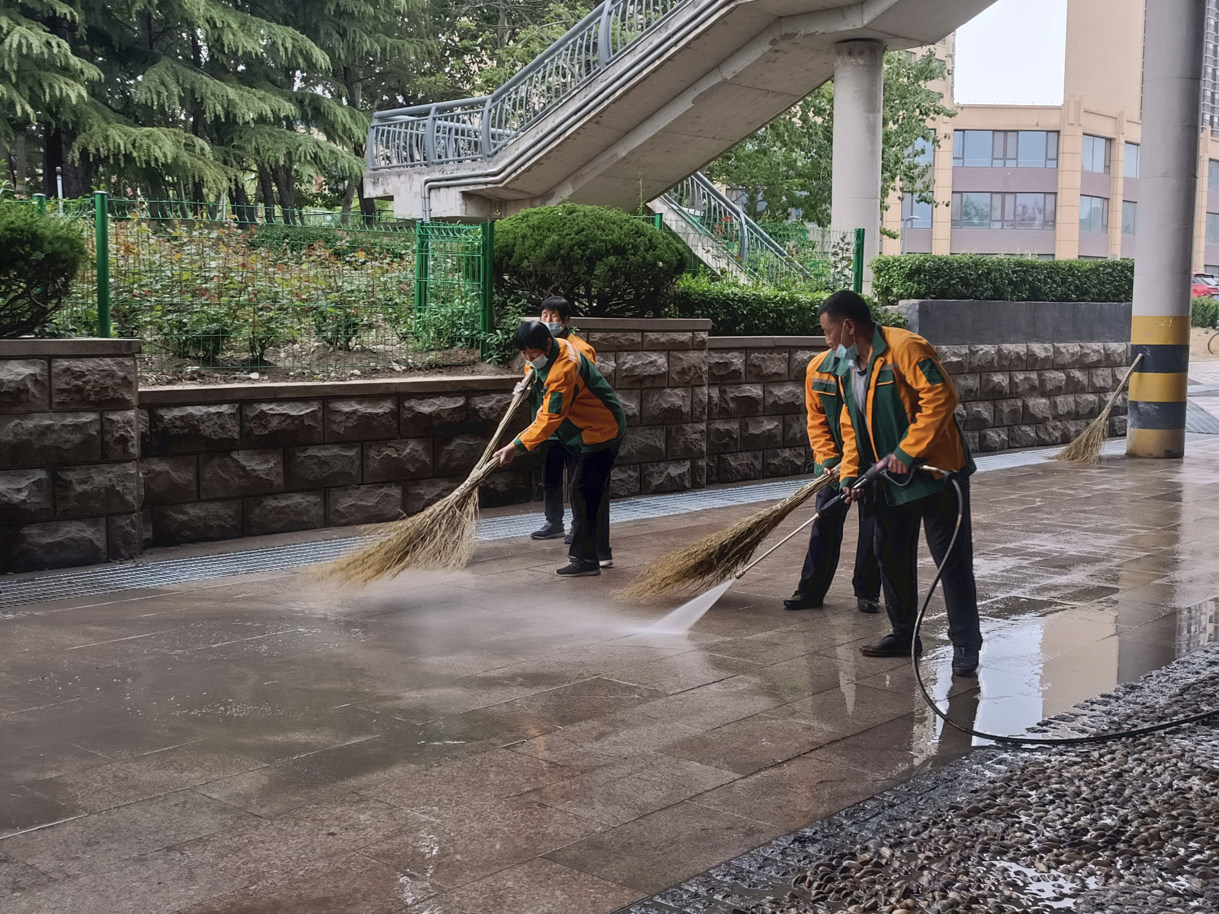 多措并舉治“飛絮”  綠化工人戰(zhàn)“春雪”—市園林環(huán)衛(wèi)集團(tuán)“五項(xiàng)措施”助力我市“潤(rùn)空行動(dòng)”